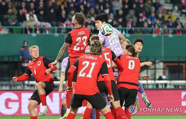 헤딩슛 시도하는 김태현