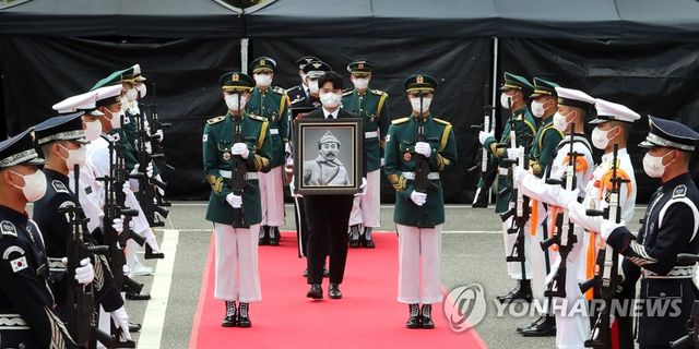 홍범도 장군 유해 입장