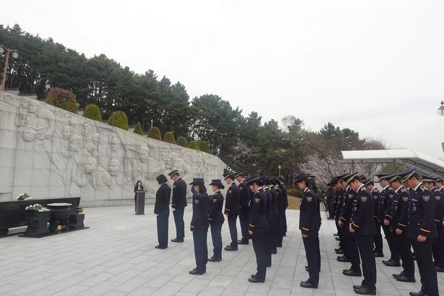 국립 3·15 민주묘지를 참배하는 신임 경찰관들
