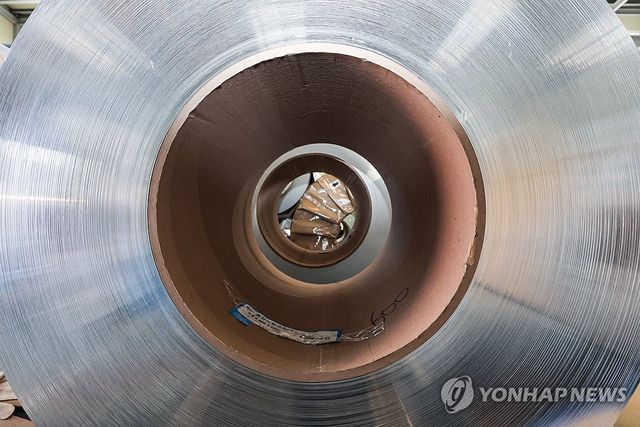 공장에서 출하 준비 중인 알루미늄 제품 