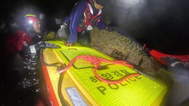 추락한 낚시꾼 구조하는 해경