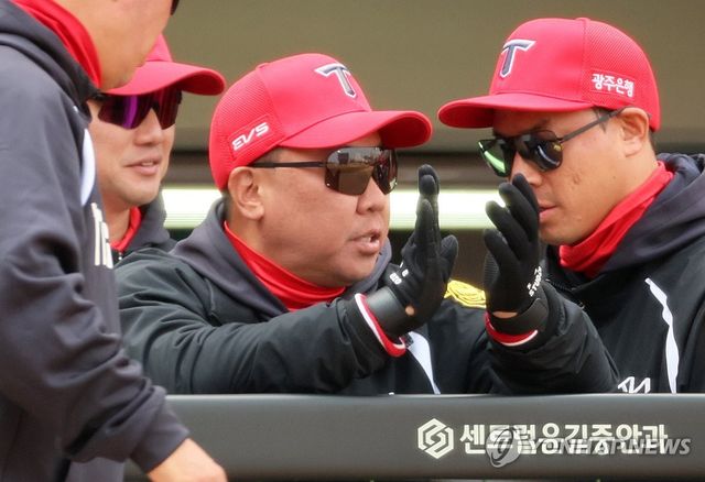 손뼉 치는 이범호 감독