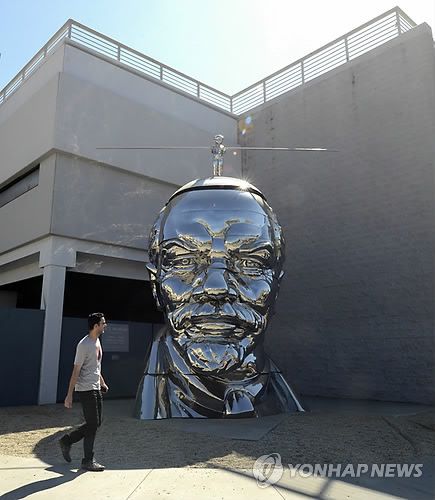 가오의 작품 '레닌 머리 위에서 자세를 잡으려 하는 미스 마오'