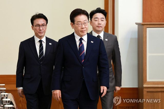 국무회의 참석하는 이재명 대통령