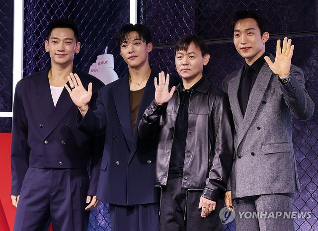 '사냥개들2' 포즈 취하는 감독과 출연진