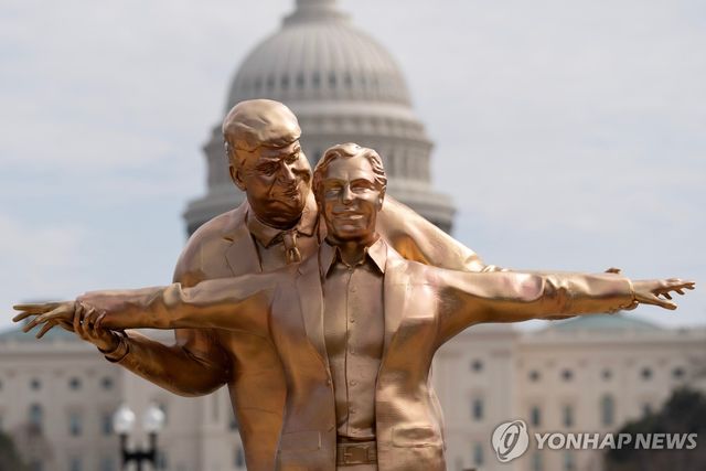 트럼프와 성착취범 엡스타인 동상