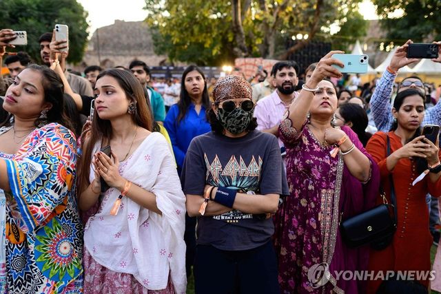 음악 축제에 참여한 인도인들