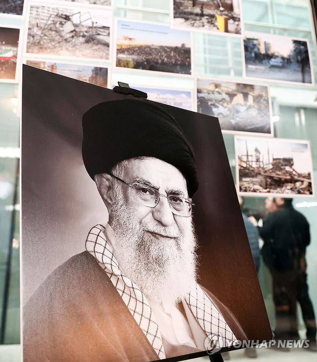 주한이란대사관에 걸려있는 하메네이의 초상