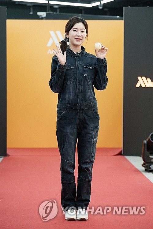 포즈 취하는 정수빈