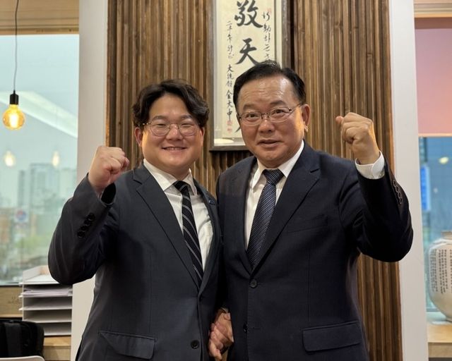 김부겸 전 총리(오른쪽)와 민주당 오영준 중구청장 예비후보