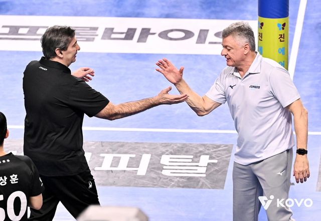 헤난 대한항공 감독(오른쪽)과 블랑 현대캐피탈 감독