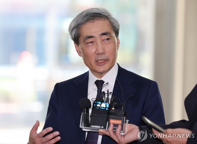 답변하는 신현송 후보자