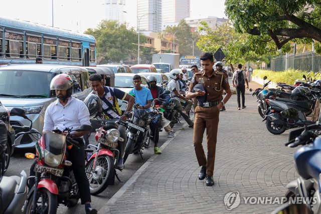 콜롬보의 한 주유소에서 주유를 위해 줄 선 오토바이 운전자들