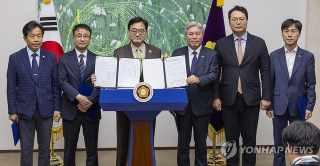 국회의장과 개헌 추진 정당 원내대표들 합의서와 선언문 공개