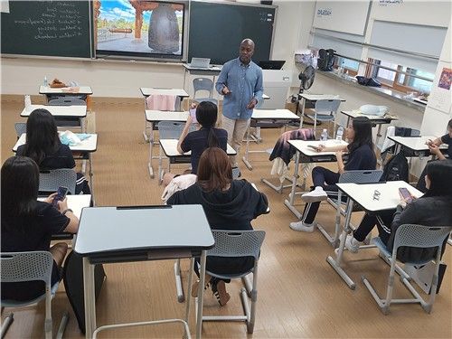 로널드 씨가 방과후 교실에서 영어를 가르치고 있다. [제공 사진]