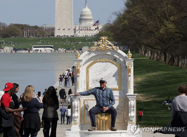 트럼프 풍자 조형물에서 사진 찍는 사람들