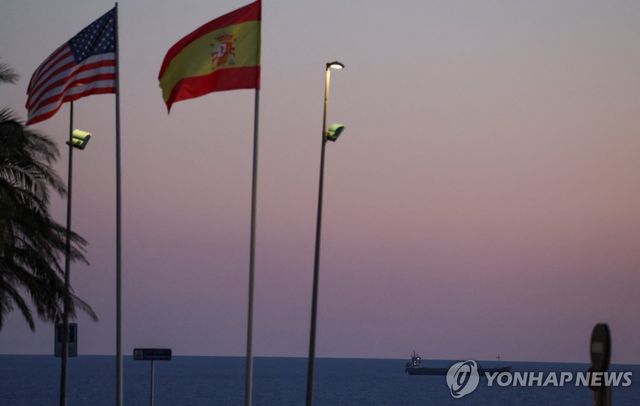 로타 해군기지의 미국 국기와 스페인 국기