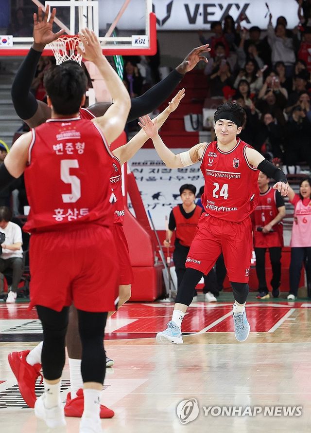 기뻐하는 정관장 선수들