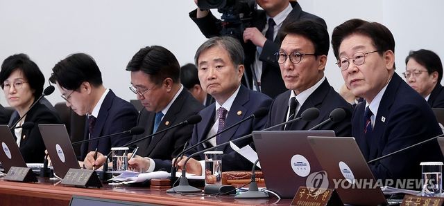 국무회의 발언 듣는 이재명 대통령
