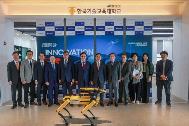 기념촬영하는 두 대학 관계자들