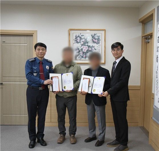 시민에게 감사장 전달하는 대전 동부경찰서