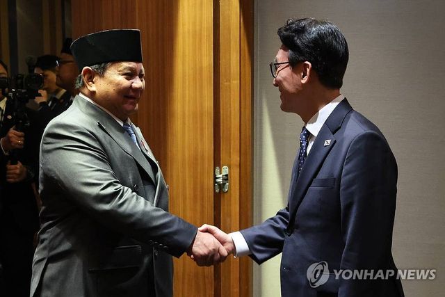 프라보워 인니 대통령과 악수하는 김민석 총리