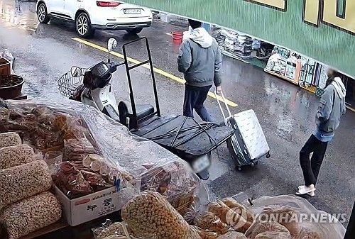 캐리어 끌고 가는 피의자들…CCTV 영상에 포착