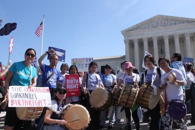 연방대법원 앞 시위에 동참한 한국계 시위대