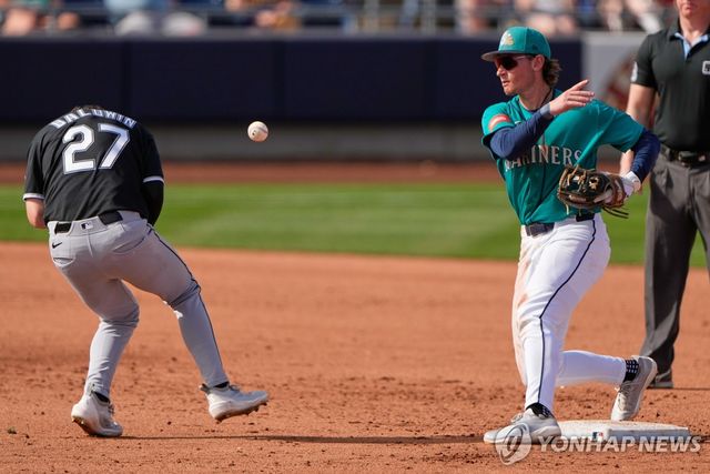 시애틀과 계약한 콜트 에머슨(오른쪽)