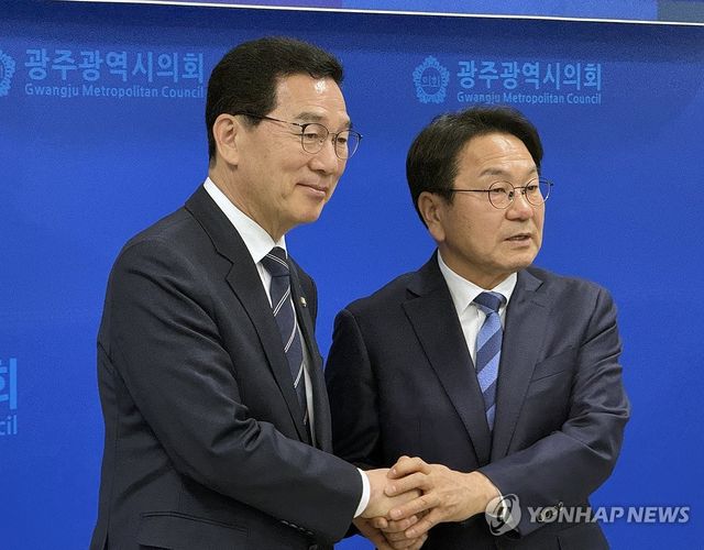 두 손잡은 신정훈·강기정 예비후보