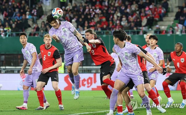 헤딩슛 시도하는 김민재