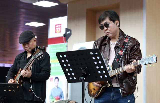'문화가 있는 날' 기념 공연에서 기타 연주를 하는 최휘영 문체부 장관(오른쪽)