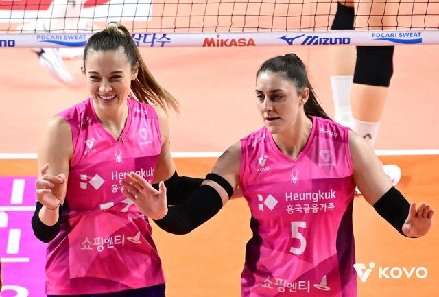 흥국생명의 피치(오른쪽)와 레베카 