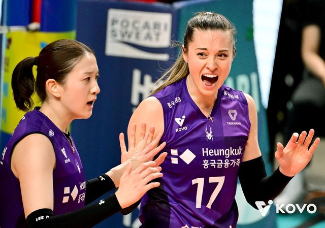 득점 후 기뻐하는 흥국생명의 레베카(오른쪽)