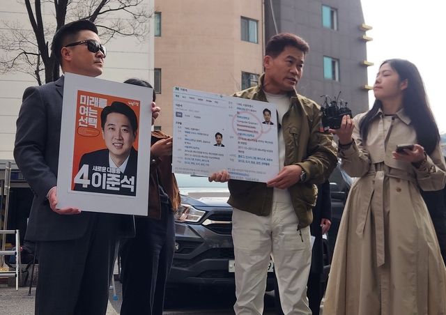 1일 오전 경찰에 출석한 한국사 강사 출신 유튜버 전한길(본명 전유관)씨