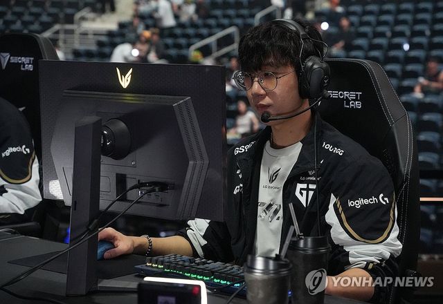 장비 점검하는 젠지 '룰러' 박재혁