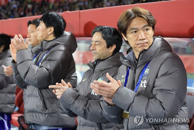 경기 시작 기다리는 홍명보 감독