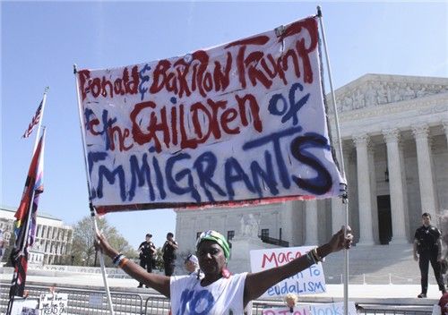 미 연방대법원 앞에서 피켓 든 네이딘 사일로 