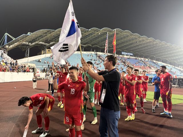 2027 아시안컵 예선을 6전 전승으로 마무리한 베트남 축구대표팀과 김상식 감독. 