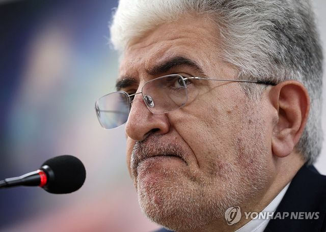 굳은 표정의 주한이란대사