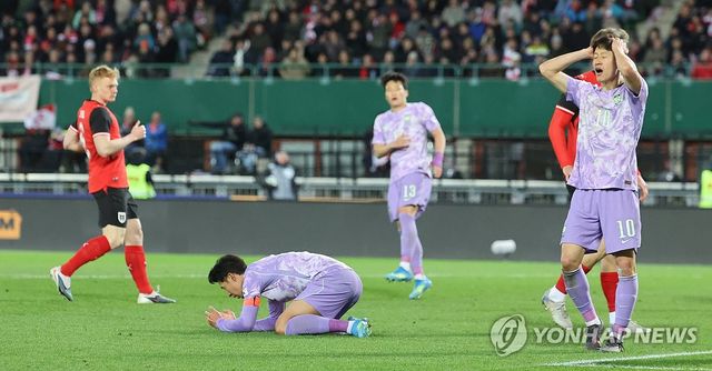 득점 실패 아쉬워하는 손흥민, 이재성