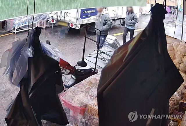 캐리어 끌고 가는 피의자들…CCTV 영상에 포착