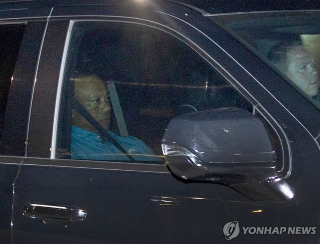 보석금 내고 풀려나는 타이거 우즈