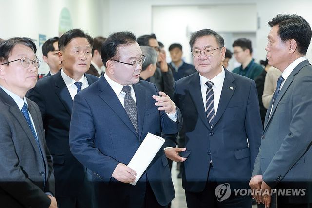 민주당 조승래 사무총장과 대화하는 김부겸 전 총리