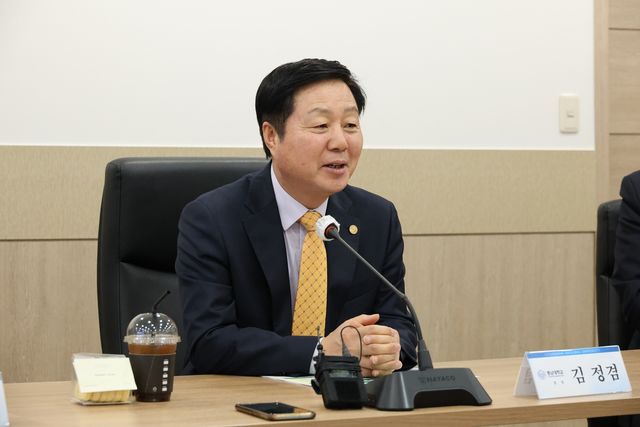 기자간담회 하는 김정겸 충남대 총장