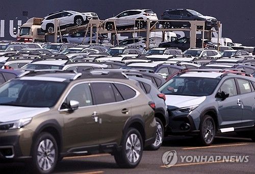 일본 요코하마항에 세워진 자동차들