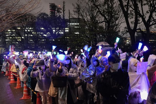日 개헌 반대 세력 응원봉 들었다…'평화헌법 지키자'