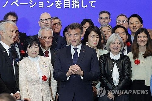 일본·프랑스 기업인들과 단체 사진 찍는 마크롱 대통령