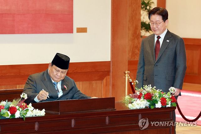 인니 대통령 방명록 작성