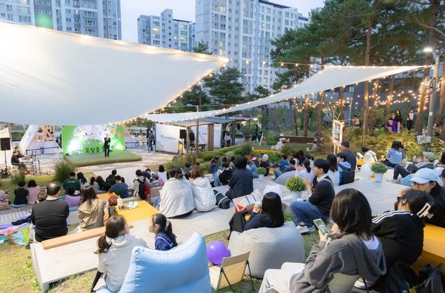 지난해 가을 길빛근린공원 야외도서관